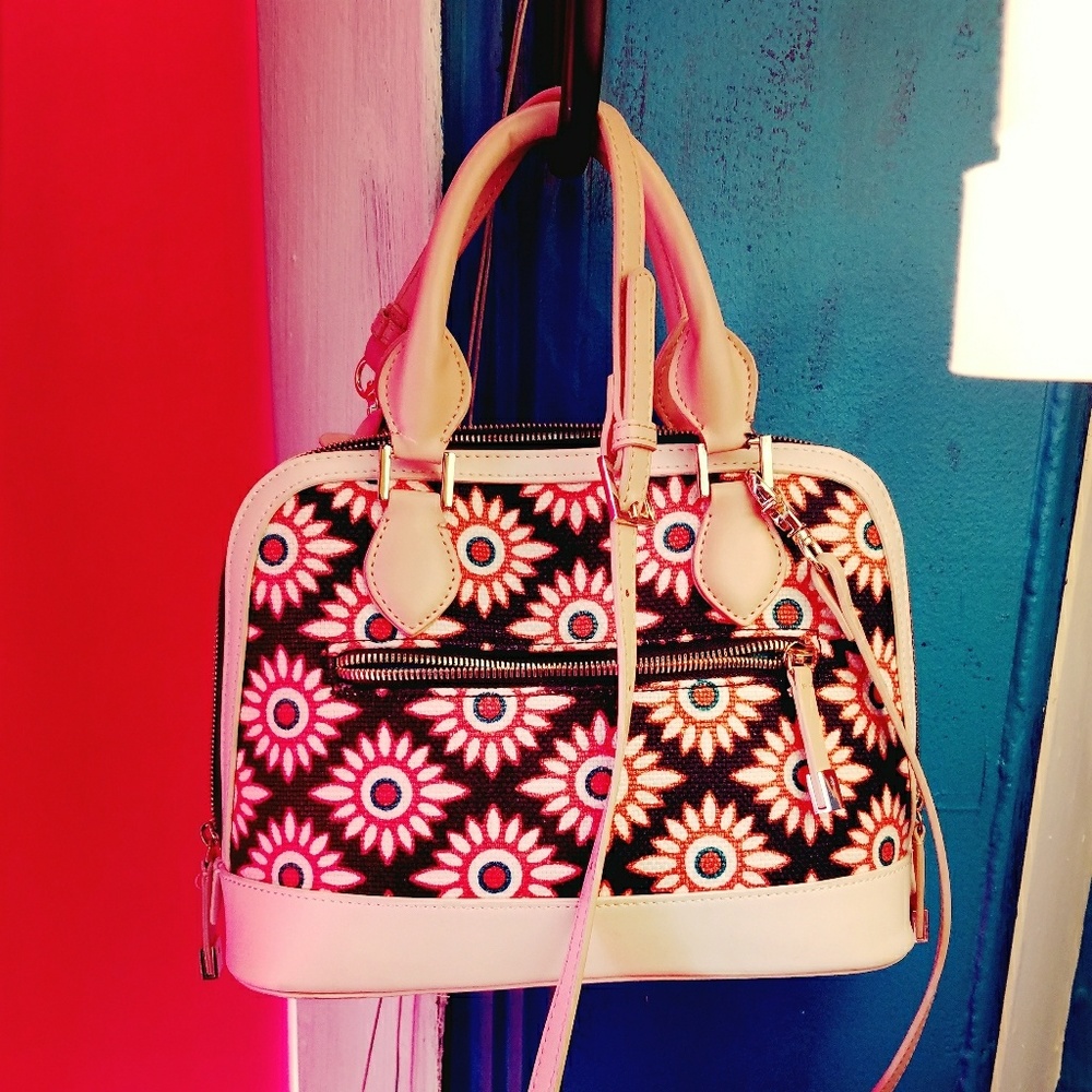 Ivory Pattern Purse - Picture 2 of 2